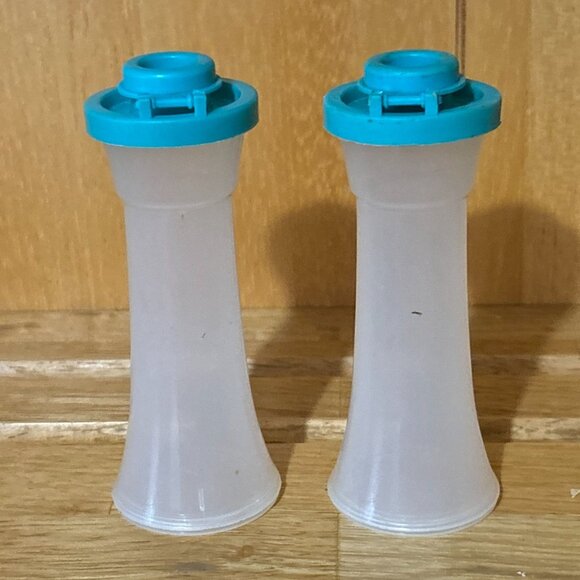 Vintage Tupperware Salt & Pepper Shakers Set Blue Closeable Lids Spice 4" - Picture 6 of 13